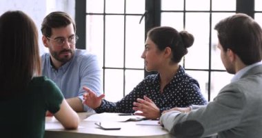 Genç Hintli iş kadını motivasyonlu çeşitli ortaklarla çalışma konularını tartışıyor.