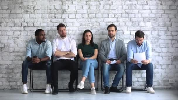 Sérieux jeunes candidats à un emploi mixte se sentent nerveux avant l'entrevue . — Video