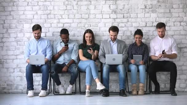 Sorrindo menina caucasiana jovem se comunicando com candidatos multirraciais . — Vídeo de Stock