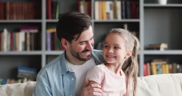 Sorrindo bonito pai segurando no colo adorável pequena filha pré-escolar . — Vídeo de Stock