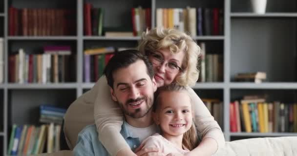 Aufgeregte Frau mittleren Alters umarmt erwachsenen Sohn und kleine Enkelin. — Stockvideo