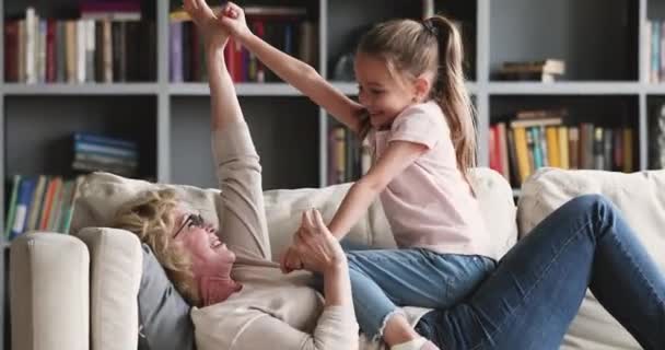 Feliz abuela mayor divirtiéndose con su nieta en casa . — Vídeos de Stock