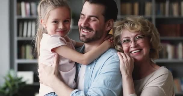 Portrait de famille heureuse de trois générations profitant d'un moment tendre à l'intérieur . — Video