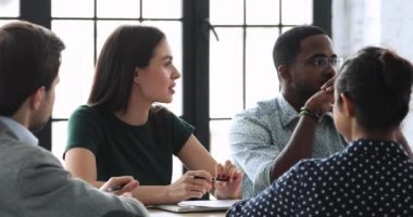 Başlangıç pazarlama stratejisi geliştiren yetenekli bin yıllık çeşitli çalışanlar.