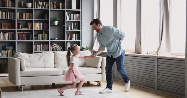 Boldog jóképű szakállas apa táncol keringőzik a kislányával. — Stock videók