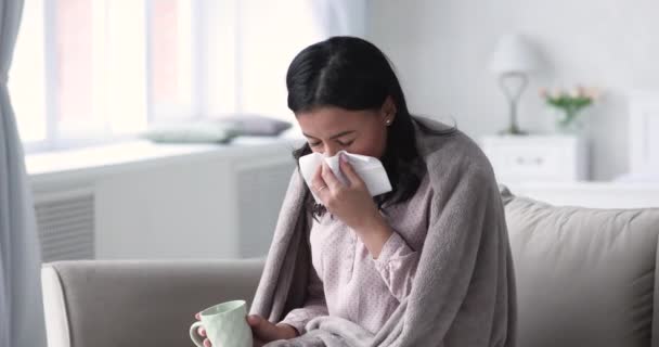 Malsana giovane donna afro-americana che soffre di influenza . — Video Stock