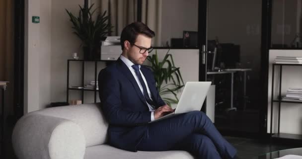 Hombre de negocios centrado en el trabajo informático en la oficina moderna — Vídeos de Stock