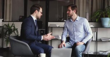 Görüşmede gülümseyen erkek işverenin el sıkışması işe alım işi adayı