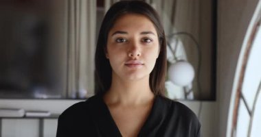 Gülümseyen milenyum profesyonel Hintli iş kadını ofiste duruyor, portre