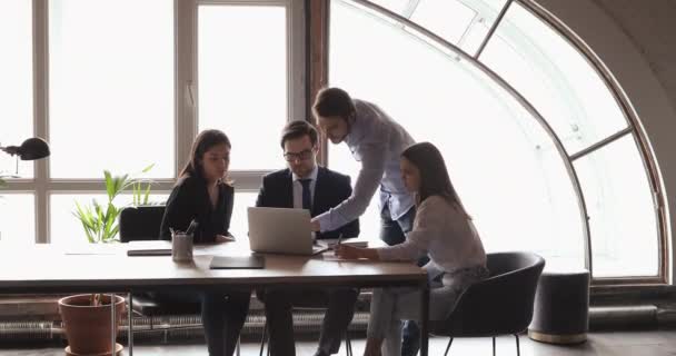 Des collègues multiethniques discutent de la stratégie du marché numérique à la table de réunion — Video