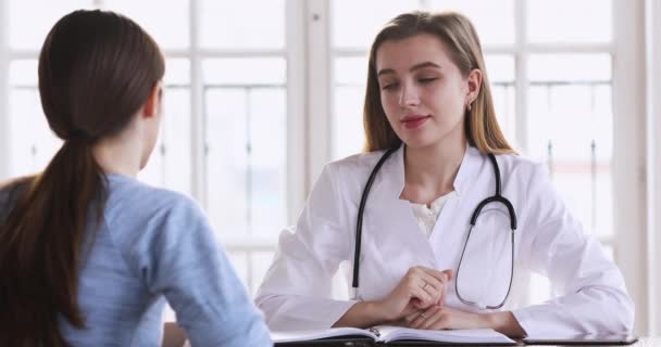 Terapeuta mujer explicando tratamiento medicamentoso a paciente mujer . — Vídeo de stock