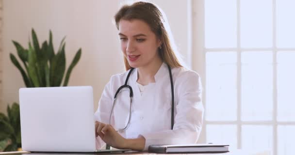 Focado milenar enfermeira assistente médico consultar pacientes on-line . — Vídeo de Stock