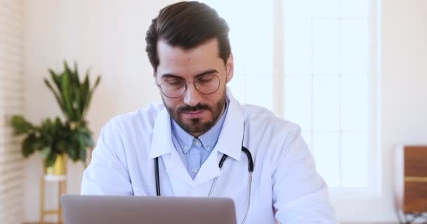 Trabajador médico reflexivo planificación de horario de trabajo en la aplicación informática . — Vídeo de stock