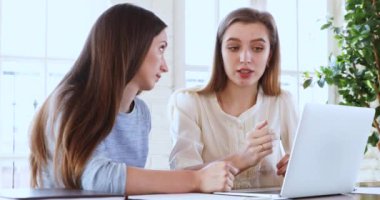 Proje geliştirme fikirlerini paylaşan iki genç kadın meslektaşım..