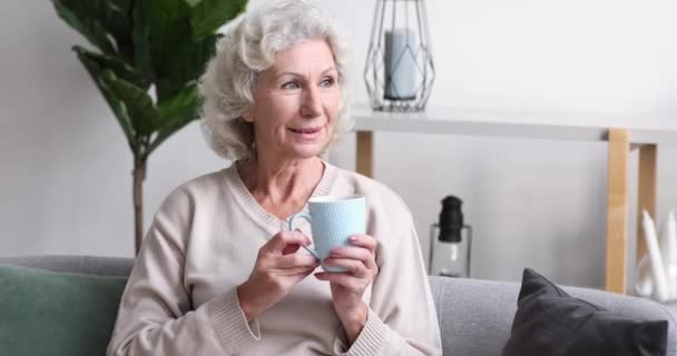 Soñador relajado mayores de 70 años retirado hermosa mujer bebiendo café . — Vídeo de stock