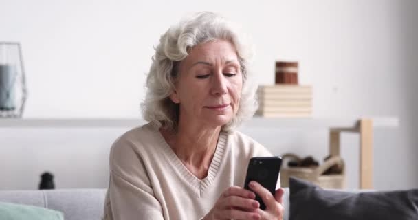 Aprendizagem focada de mulheres idosas de meia-idade usando aplicativos móveis . — Vídeo de Stock