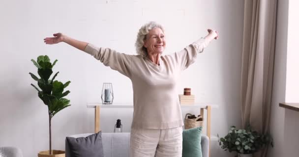 Glad äldre mogen mormor välkomnar ny dag. — Stockvideo