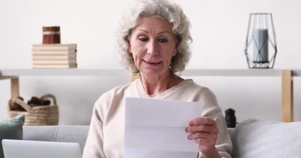 Glückliche Rentnerin in den Siebzigern freut sich über gute Nachrichten. — Stockvideo
