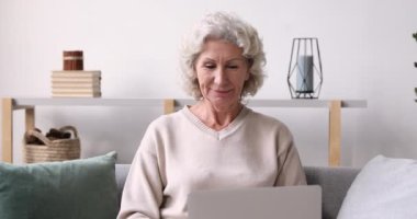 Olgun, yaşlı, ağlak kadın beklenmedik bir şekilde iyi haberle heyecanlanıyor..