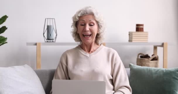 Ενθουσιασμένη ευτυχισμένη μεσήλικη συνταξιούχος γυναίκα χρησιμοποιώντας εφαρμογή υπολογιστή. — Αρχείο Βίντεο