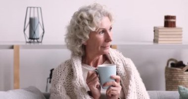 Rahat, hayalperest, orta yaşlı, 70 'lerin ağarmış büyükannesi tembel hafta sonunun tadını çıkarıyor..