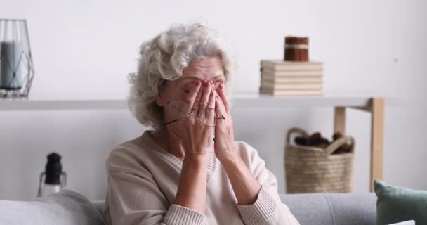 Mulher aposentada sentindo tensão nos olhos devido ao excesso de trabalho do computador . — Vídeo de Stock