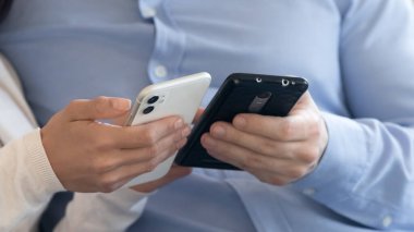 Modern akıllı telefonları kullanarak kadın ve erkeklere yakın çekim yapın.