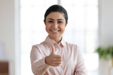 Genç Hintli kadın başparmak işareti yapıyor.