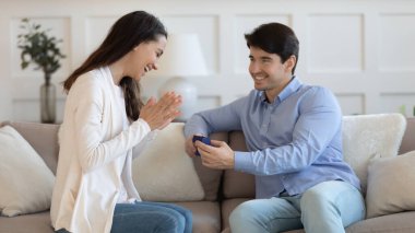 Genç beyaz adam heyecanlı bir kadına evlenme teklif etti.