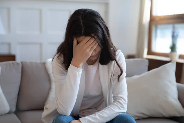 Расстроенная молодая женщина чувствует себя расстроенной дома — стоковое фото