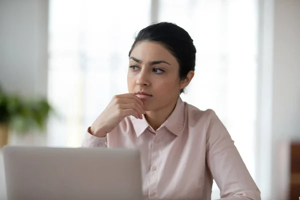 Nachdenklicher Millennial-Profi löst Probleme, findet Inspiration. — Stockfoto