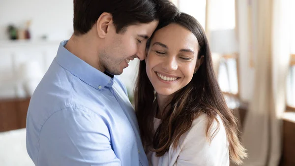 Giovane felice coppia abbraccio mostrando amore e affetto — Foto Stock