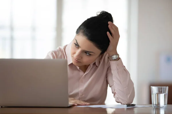 Ongelukkig jong vrouwelijk hindoe werknemer gevoel van stress op de werkplek. — Stockfoto