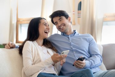 Mutlu çift modern cep telefonu aletlerini kullanarak iyi eğlenceler.