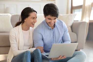 Mutlu çift evde bilgisayar kullanıyor.