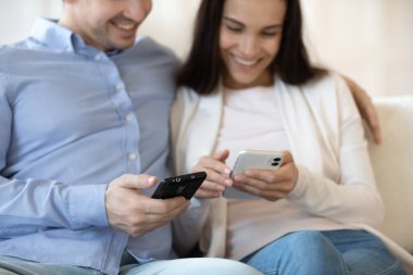Birlikte cep telefonu cihazları kullanan genç çifti kapatın.