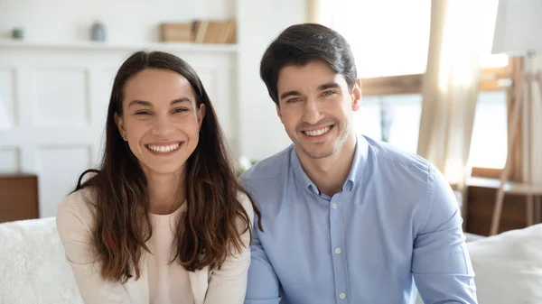 Porträt eines lächelnden jungen Paares bei Videoanruf — Stockfoto
