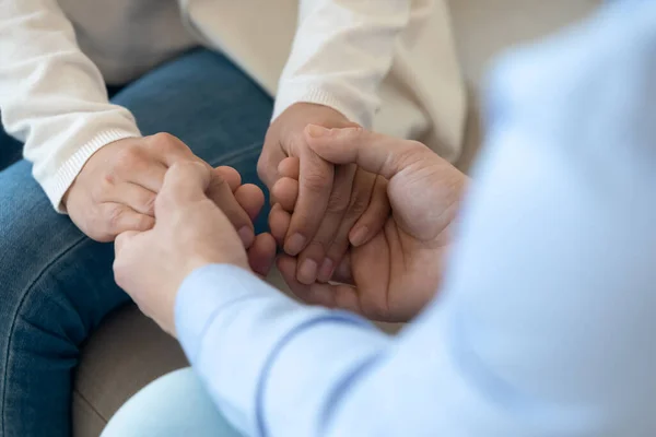 Primo piano di uomo tenere le mani donna amata mostrando amore — Foto Stock