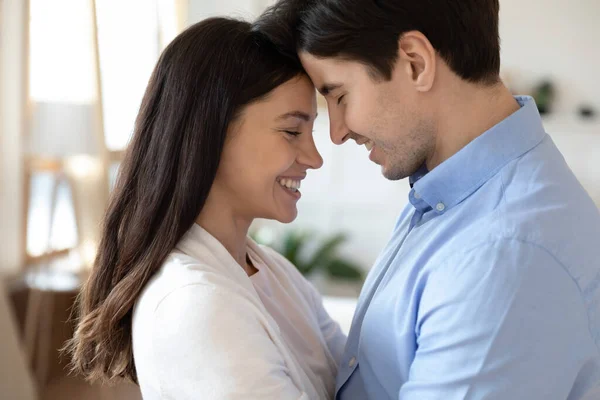 Liefdevolle jong paar knuffel genieten teder moment samen — Stockfoto