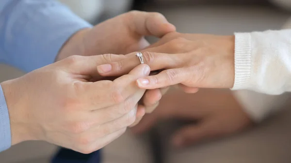 Mann macht seiner geliebten Frau einen Heiratsantrag — Stockfoto