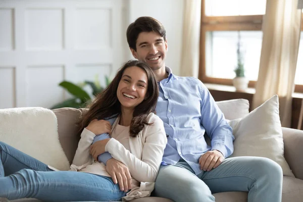 Portrait of happy loving couple cuddle on sofa — Stock Photo, Image