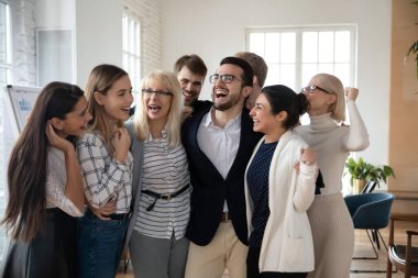 Mutlu çok ırklı farklı yaşlar iş adamları şirket başarısını kutluyor..