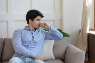 Düşünceli genç adam, mesafeli bak ve çözümü düşün.