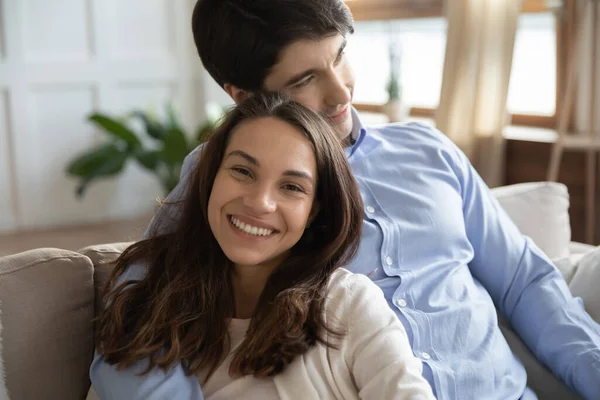 Porträt einer glücklichen jungen Frau, die mit ihrem liebenden Mann kuschelt — Stockfoto