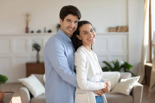 Portrait of happy couple posing in own home — Stock Photo, Image