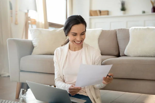 Lächelnde Frau am Laptop liest gute Nachrichten in Brief — Stockfoto