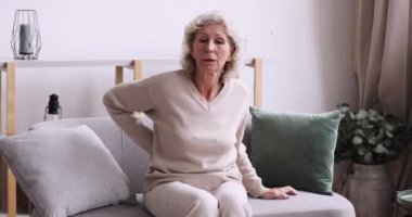 Sağlıksız yaşlı yaşlı, yaşlı, emekli büyükanne osteoporoz eklem iltihabı geçiriyor..