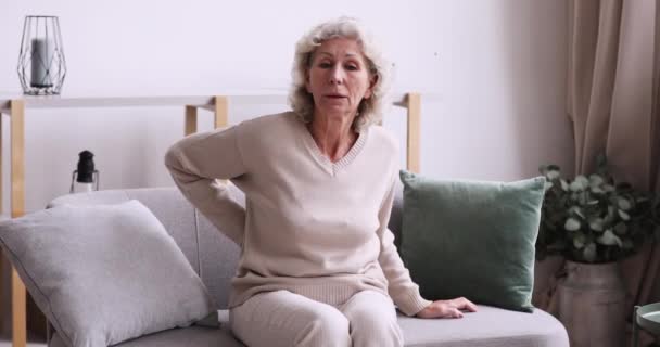 Ongezonde senior volwassen gepensioneerde oma die lijdt aan osteoporose artritis. — Stockvideo