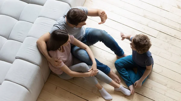 Joyeux jeune famille jouant avec le petit fils à la maison — Photo