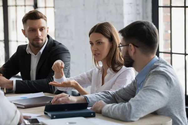 Ernsthaft selbstbewusste Geschäftsfrau spricht, diskutiert Projekt auf Firmentreffen — Stockfoto